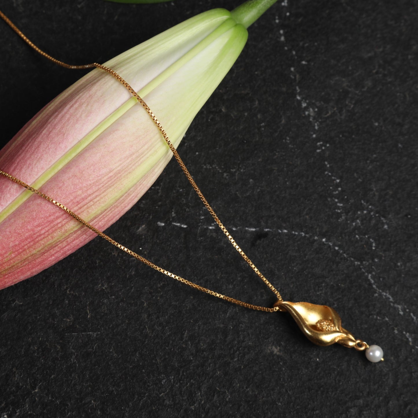 Lively Lily Necklace Gold Plated