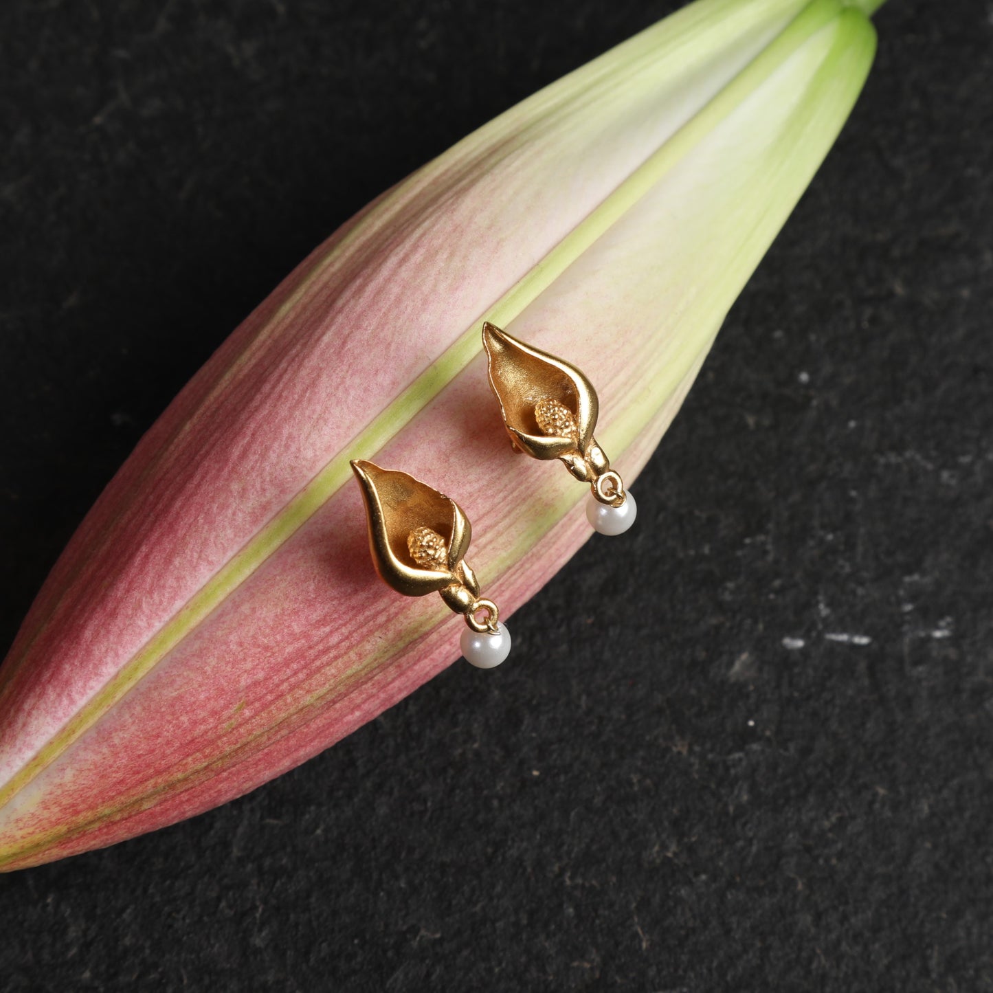 Lively Lily Earrings Gold Plated