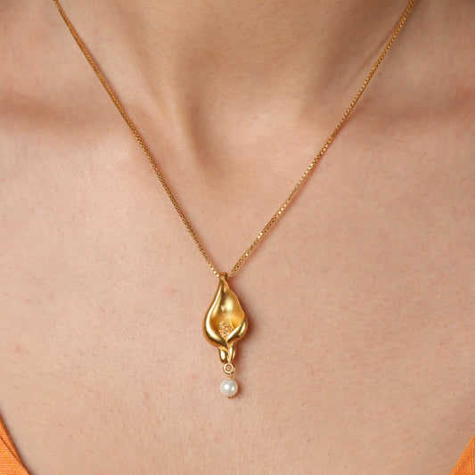 Lively Lily Necklace Gold Plated