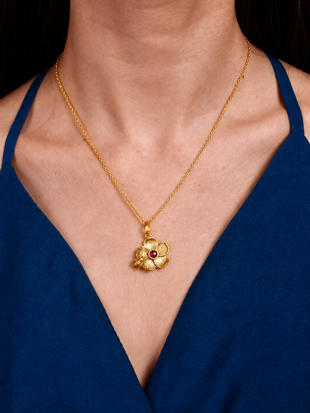 Bee Treasure Necklace Gold Plated