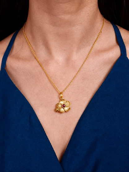 Bee Treasure Necklace Gold Plated
