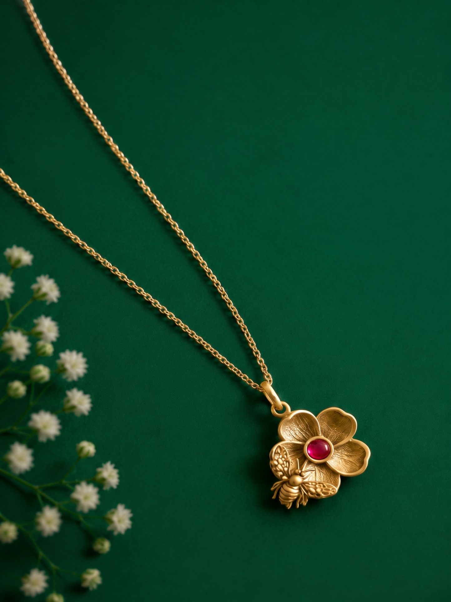 Bee Treasure Necklace Gold Plated