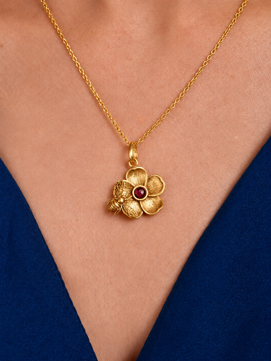 Bee Treasure Necklace Gold Plated