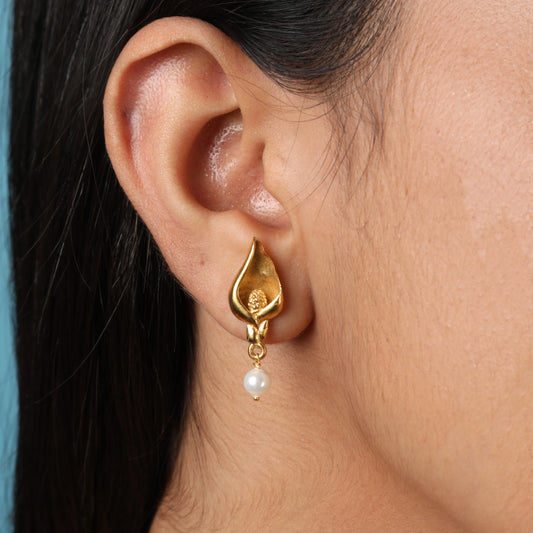 Lively Lily Earrings Gold Plated